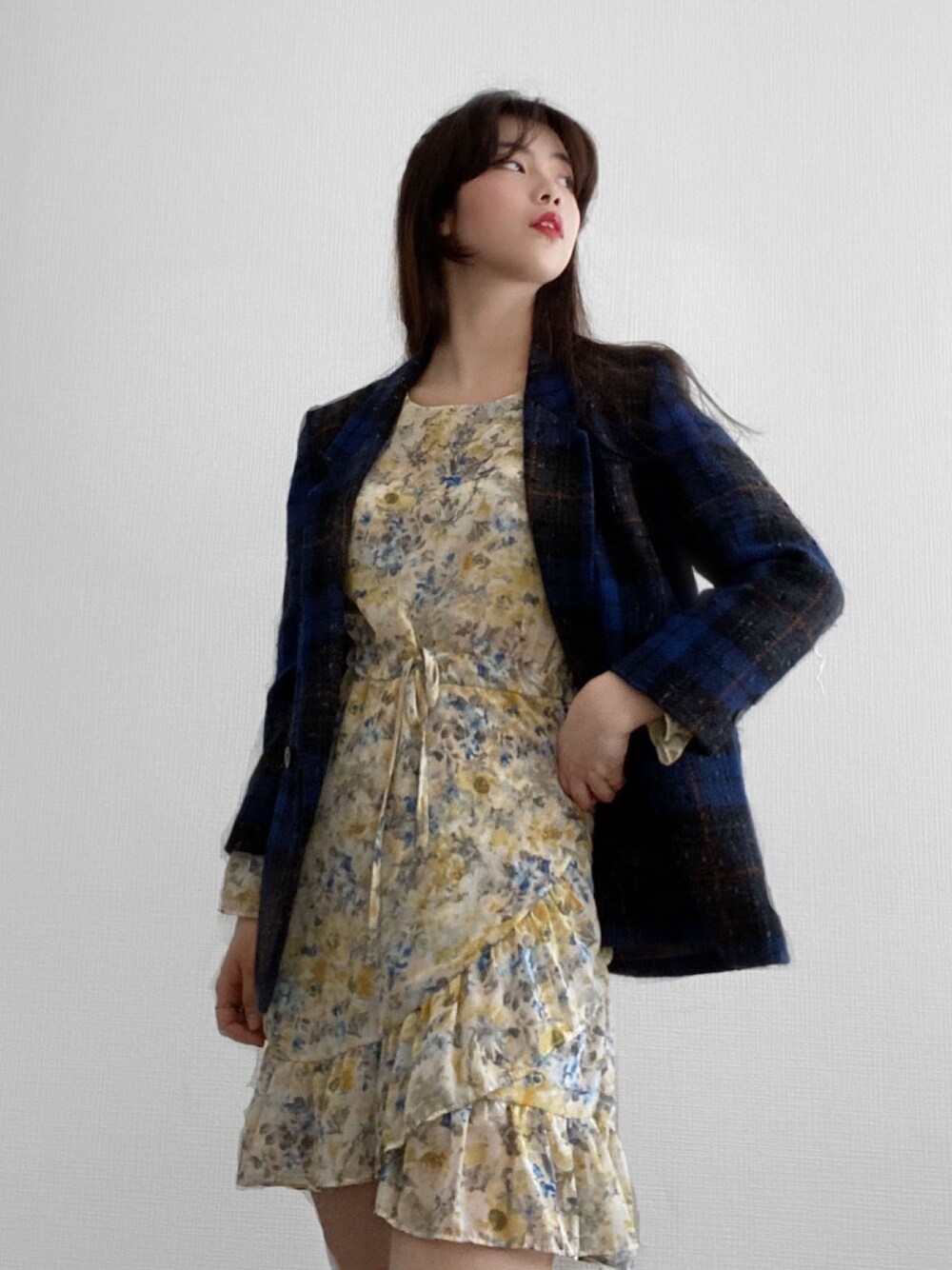 「VINTAGE、テイラードジャケット、ジャケット、ワンピース、花柄、春コーデ、黄色、ブルー、おしゃれさんと繋がりたい、オトナカジュアル」｜「morecherryのアイテム（ワンピース/ドレス、イエロー系）」を使った、ルアンさん（レディース・165cm）の春コーディネートの1枚目の写真