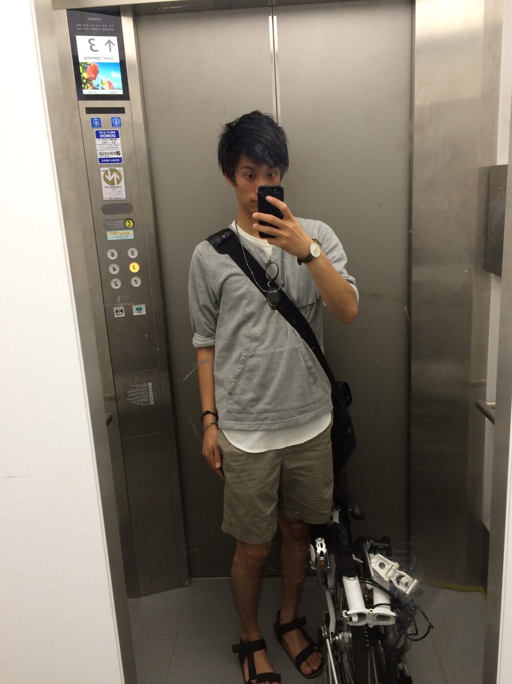 グレー系のスウェット、ホワイト系のTシャツ/カットソー、グリーン系のその他パンツを着用したメンズの夏コーディネートの1枚目の写真
