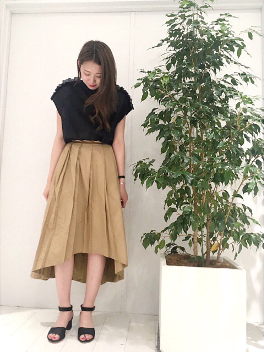 「メッシュ、スカート、アシンメトリー、アシンメトリースカート、STUDIOUS、TSURU by mariko oikawa、ハラコサンダル、夏コーデ、ネイビー、ベージュ」｜「STUDIOUSのギャザーリボンスリーブトップス（シャツ/ブラウス、ブルー系）」を使った、近藤 真梨さん（レディース・165cm）の春コーディネートの1枚目の写真