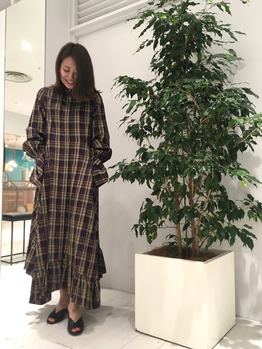 「ootd、夏、STUDIOUS、ELIN、ワンピース、チェックワンピース、チェック、カジュアルコーデ、大人カジュアル」｜「ELINのアイテム（ワンピース、その他）」を使った、近藤 真梨さん（レディース・165cm）の夏コーディネートの1枚目の写真