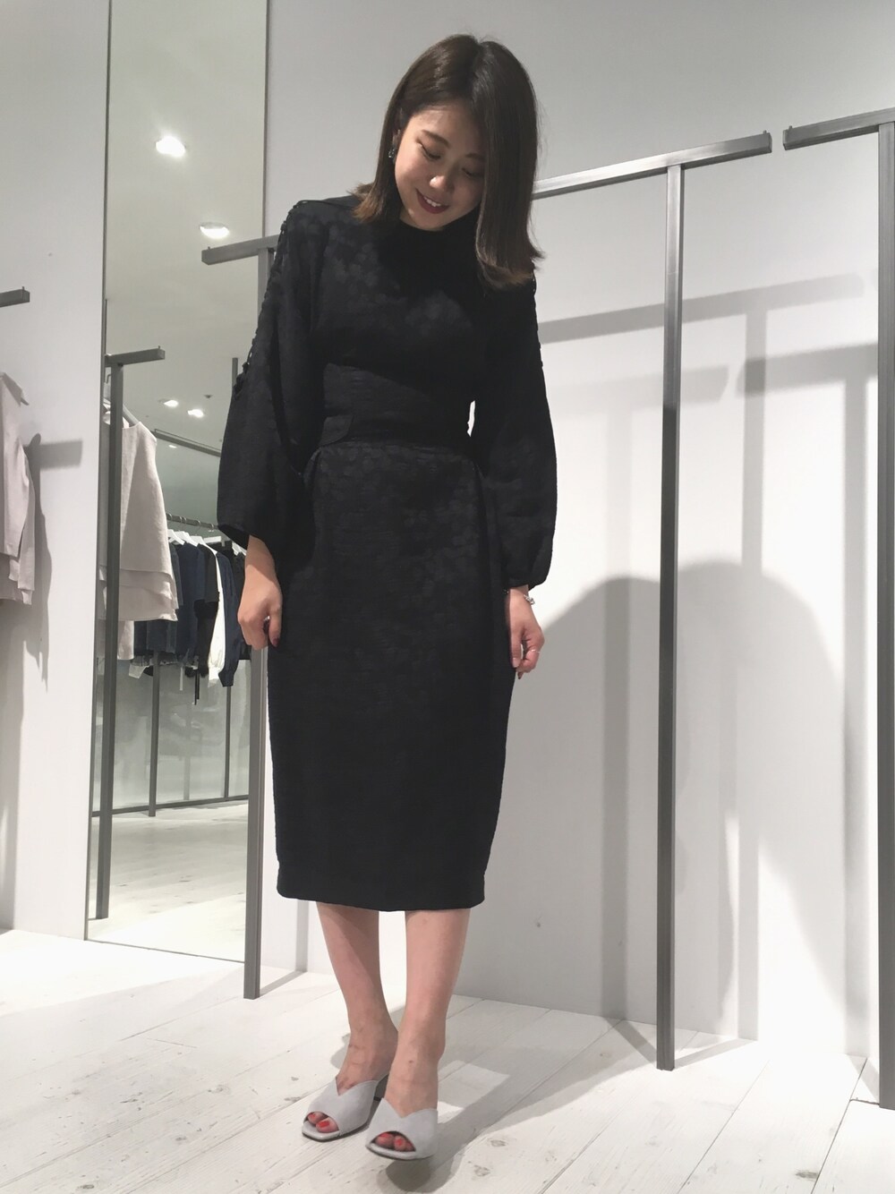 「muller of yoshiokubo、STUDIOUS、ワンピース、ジャカード、サッシュベルト、黒」｜「muller of yoshiokuboのアイテム（ワンピース、ブラック系）」を使った、近藤 真梨さん（レディース・165cm）の夏コーディネートの1枚目の写真