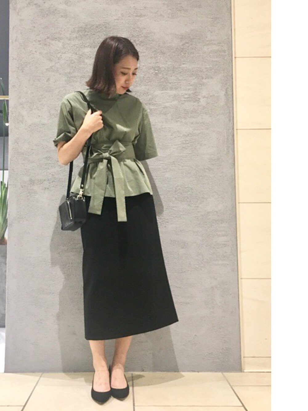 「STUDIOUS、STUDIOUS CITY、studiouscity、CLANE、ペンシルスカート、タイトスカート、台形ｽｶｰﾄ、ハイネック、カーキ」｜「CLANEの【CLANE】リボンシャツ　H/N RIBBON SHIRT 13108-1481（シャツ/ブラウス、グリーン系）」を使った、近藤 真梨さん（レディース・165cm）の夏コーディネートの1枚目の写真
