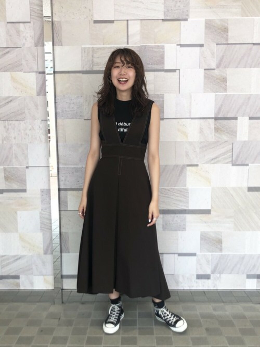「ワンピース、大人カジュアル、ジャンパースカート、STUDIOUS、beautiful people、ロングワンピース、ワンピース×スニーカー、夏のコーデ」｜「STUDIOUSの【STUDIOUS】タックフレアー ジャンパースカート（ジャンパースカート、ブラウン系）」を使った、近藤 真梨さん（レディース・165cm）の夏コーディネートの1枚目の写真
