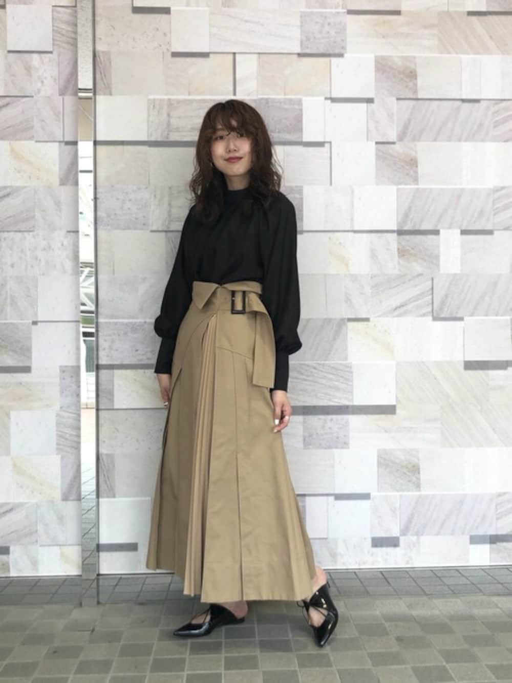 「ブラウス、ベージュ、秋のコーデ、ロングスカート、STUDIOUS、プリーツスカート、モノトーンコーデ」｜「STUDIOUSの【STUDIOUS】2way ライトボイルブラウス（シャツ/ブラウス、ブラック系）」を使った、近藤 真梨さん（レディース・165cm）の夏コーディネートの1枚目の写真