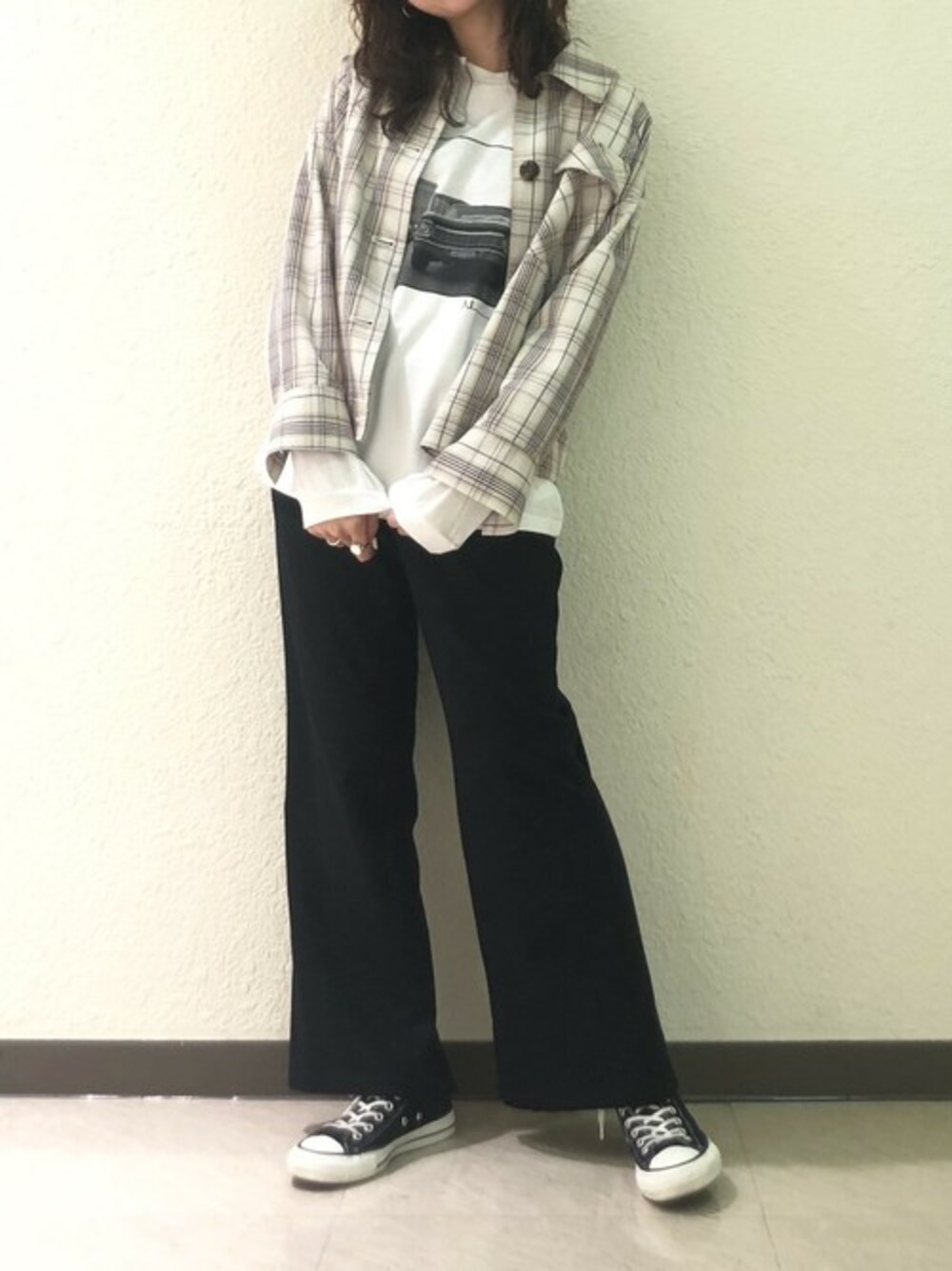 「チェック、チェックシャツ、秋のコーデ、ロンT、大人カジュアル、ワイドパンツ、STUDIOUS、フレアパンツ、JANESMITH」｜「STUDIOUSの【STUDIOUS】カルゼチェック ビックシルエットシャツ（シャツ/ブラウス、その他）」を使った、近藤 真梨さん（レディース・165cm）の秋コーディネートの1枚目の写真