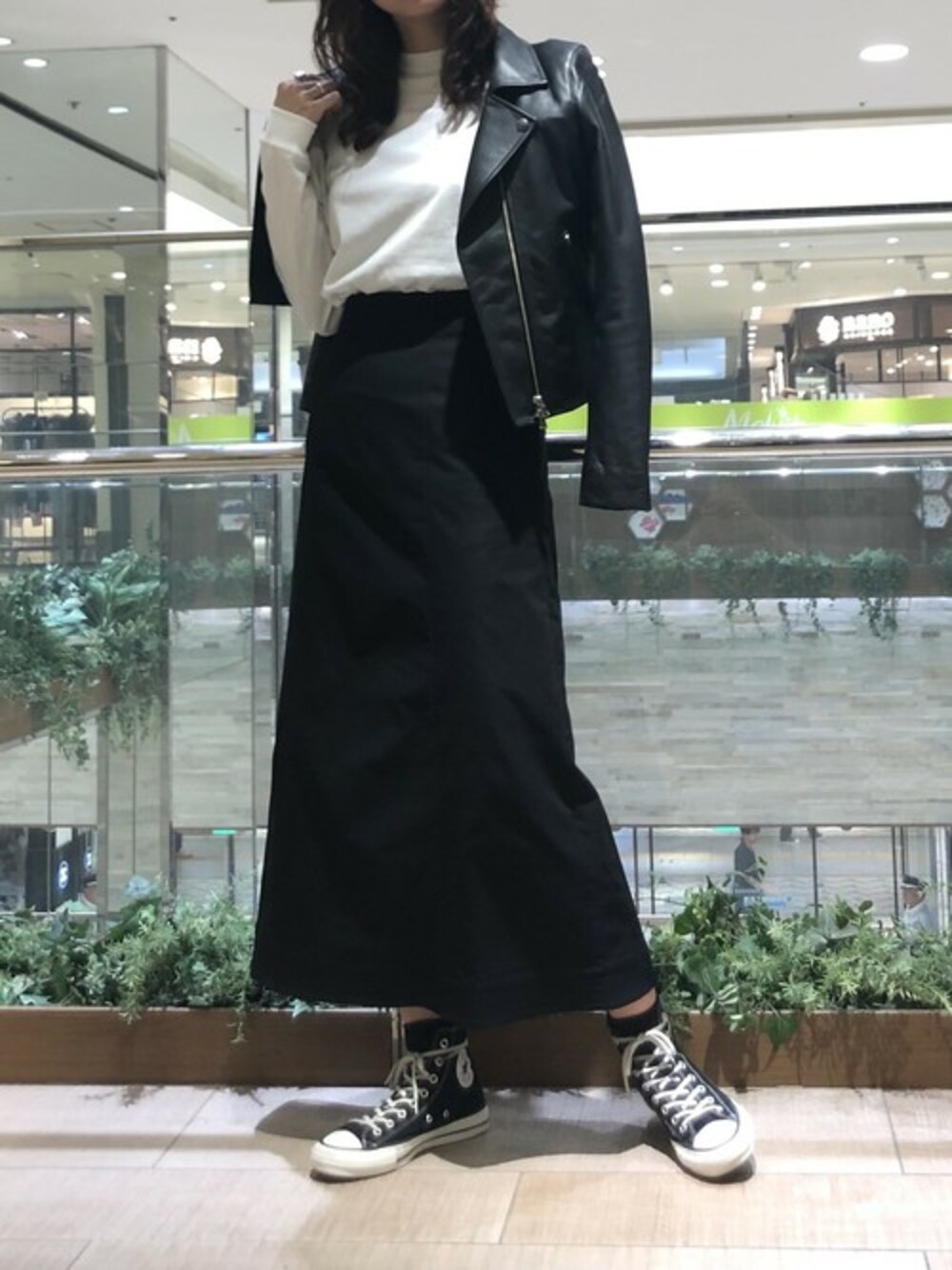 「フレアスカート、レザージャケット、ライダース、秋のコーデ、converse、大人カジュアル、STUDIOUS」｜「STUDIOUSの【STUDIOUS】ラムレザーダブルライダースジャケット（ライダースジャケット、ブラック系）」を使った、近藤 真梨さん（レディース・165cm）の秋コーディネートの1枚目の写真