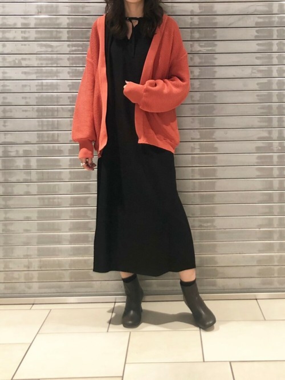 「カーディガン、ワンピース、秋のコーデ、ショートブーツ、カラーニット、大人カジュアル、お呼ばれスタイル」｜「STUDIOUSの【STUDIOUS】ブライトヤーン ボリュームスリーブカーディガン（カーディガン/ボレロ、オレンジ系）」を使った、近藤 真梨さん（レディース・165cm）の秋コーディネートの1枚目の写真