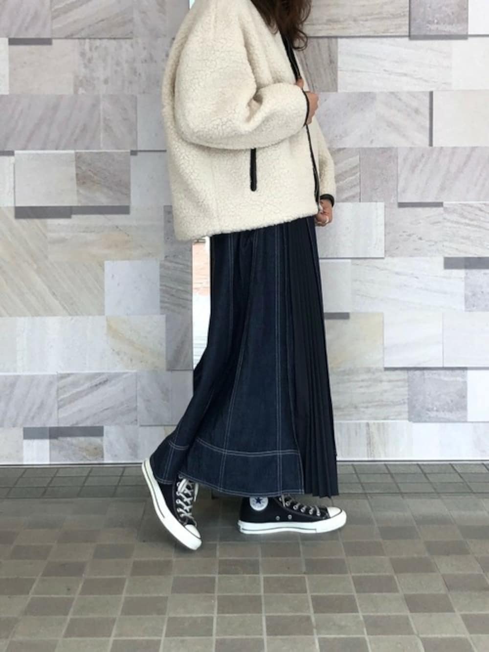 「STUDIOUS、ショートコート、デニムワンピース、ボアジャケット、ボアコート、カーサフライン、casafline」｜「CASA FLINEの【CASA FLINE】 フロントホックデニムロングワンピース 1191305085（ワンピース、ブルー系）」を使った、近藤 真梨さん（レディース・165cm）の秋コーディネートの1枚目の写真