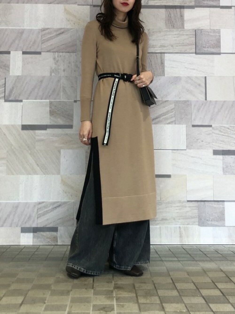 「ニットワンピース、レイヤードスタイル、タートルネック、ワイドパンツ、デニムパンツ、ラフ、タートルネックニット、オトナカジュアル、ワイドデニム、オトナ女子」｜「STUDIOUSの【STUDIOUS】サイドジップミドルブーツ（ブーツ、ブラック系）」を使った、近藤 真梨さん（レディース・165cm）の秋コーディネートの1枚目の写真
