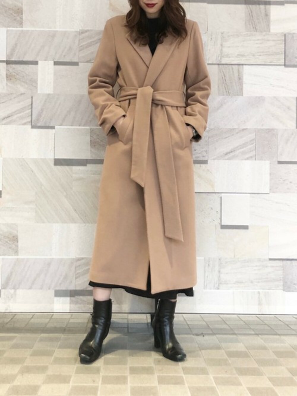 「チェスターコート、ベージュ、ロングコート、大人カジュアル、デート、クリスマス、きれいめカジュアル、デートスタイル（WOMEN）、ベージュコーデ、オトナカジュアル」｜「STUDIOUS SELECTの【CASA FLINE(カーサフライン)】《STUDIOUS別注》ロングウールコート（チェスターコート、ベージュ系）」を使った、近藤 真梨さん（レディース・165cm）の冬コーディネートの1枚目の写真