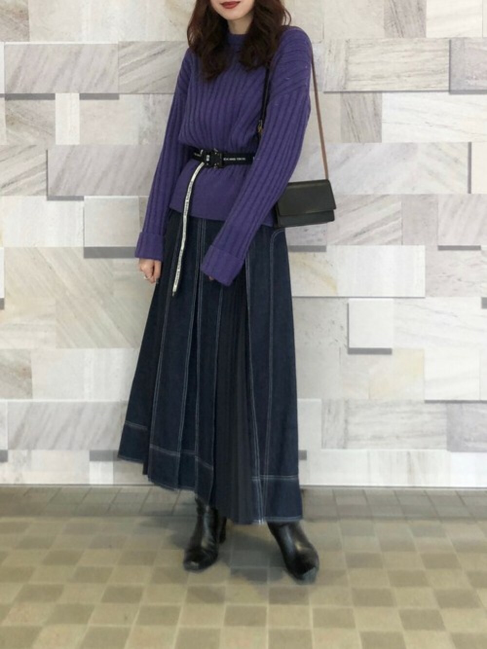 「ワントーンコーデ、ショートブーツ、冬コーデ、大人カジュアル、デート、ラフ、デニムワンピース、リブニット、きれいめカジュアル、ざっくりニット」｜「CASA FLINEの【CASA FLINE(カーサフライン)】 フロントホックデニムロングワンピース 1191305085（ワンピース、ブルー系）」を使った、近藤 真梨さん（レディース・165cm）の冬コーディネートの1枚目の写真