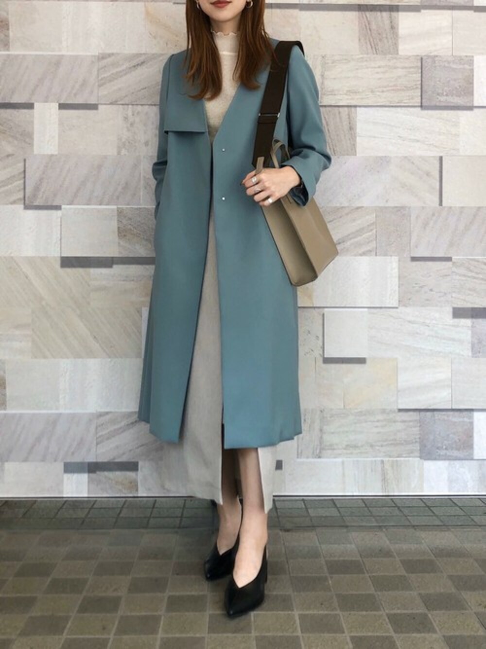 「ロングコート、ノーカラーコート、パーティースタイル、休日スタイル、結婚式、キレイめ、休日コーデ、きれいめカジュアル、春コーデ、通勤コーデ」｜「STUDIOUSの【STUDIOUS】ダブルクロス ノーカラー ロングコート（チェスターコート、グリーン系）」を使った、近藤 真梨さん（レディース・165cm）の春コーディネートの1枚目の写真