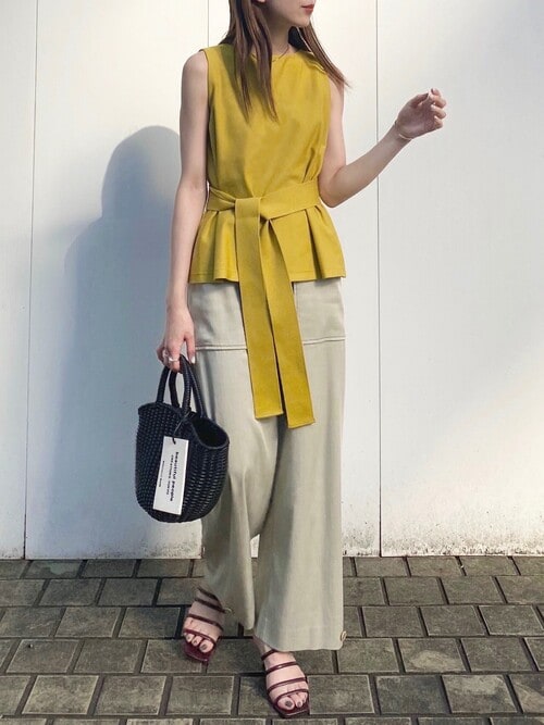 大人っぽく着回し力が高いベージュ系ワイドパンツの着こなし方 大人の女性向けファッションメディア Casual