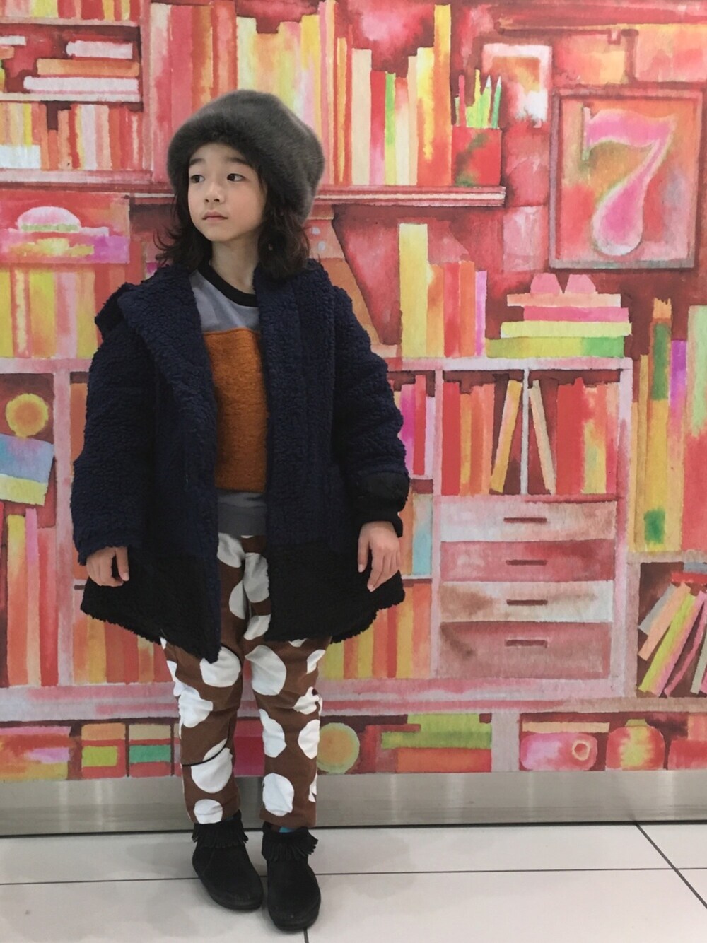 ブルー系のその他アウター、グレー系のTシャツ/カットソー、ブラウン系のその他パンツを着用したキッズの冬コーディネートの1枚目の写真