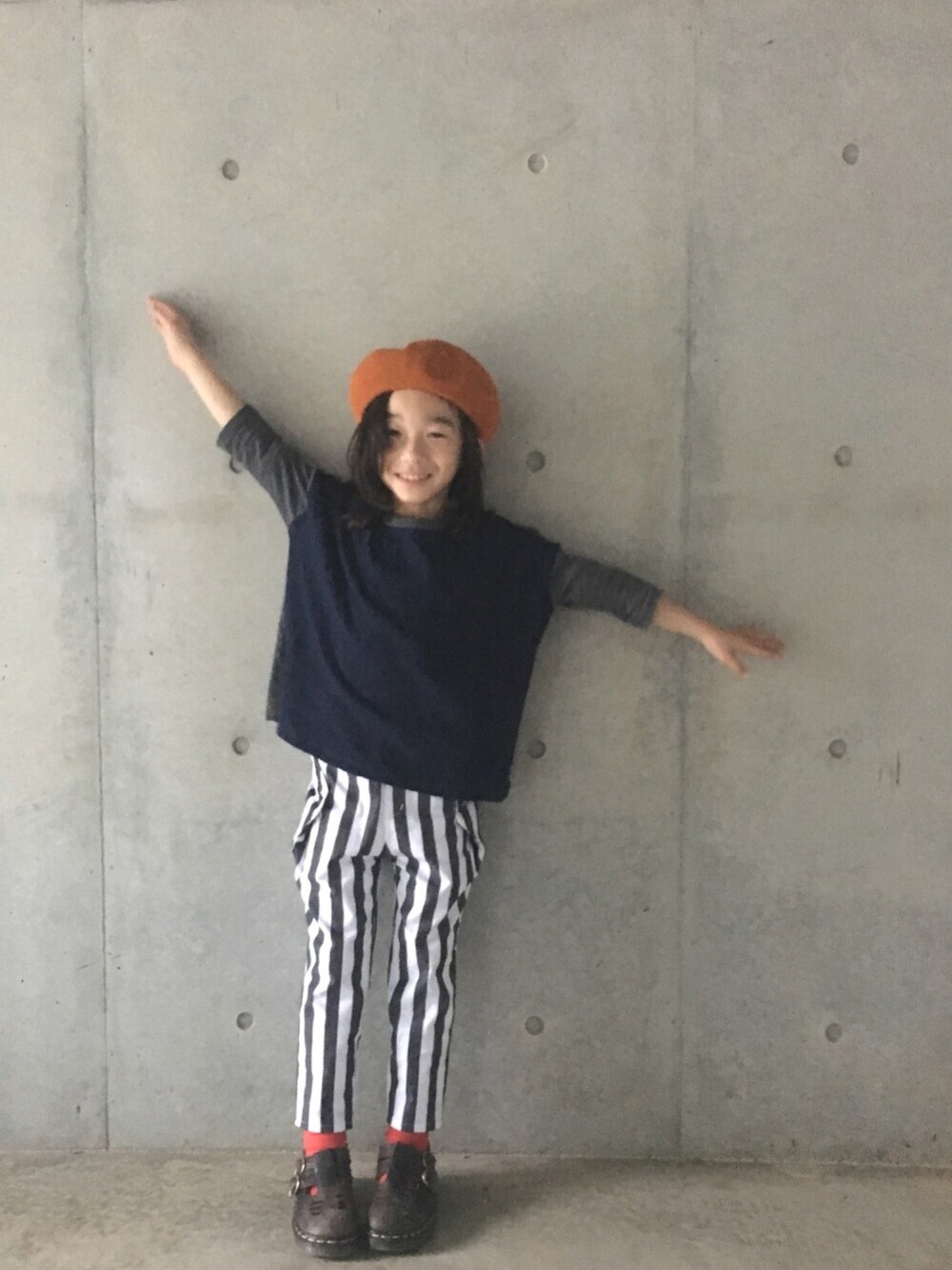ブルー系のTシャツ/カットソー、ホワイト系のその他パンツ、ブラウン系のその他シューズを着用したキッズの春コーディネートの1枚目の写真
