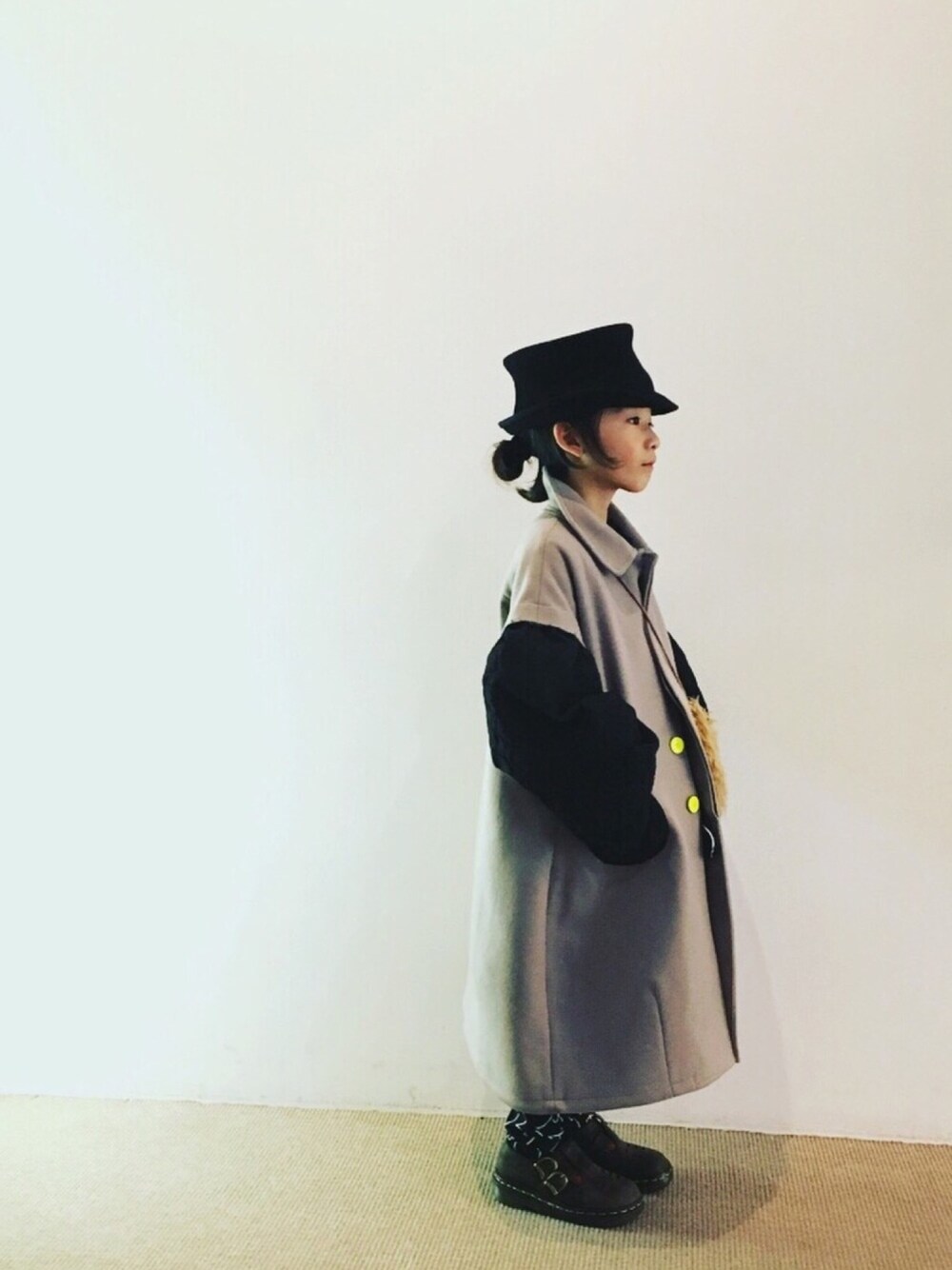 「冬、キッズファッション、シルクハット、frankygrow、Dr.Martens、グレージュ、2018、コート、ロングコート」｜「frankygrowのアイテム（ダウンジャケット/コート、ベージュ系）」を使った、sun913さん（キッズ・110cm）の冬コーディネートの1枚目の写真