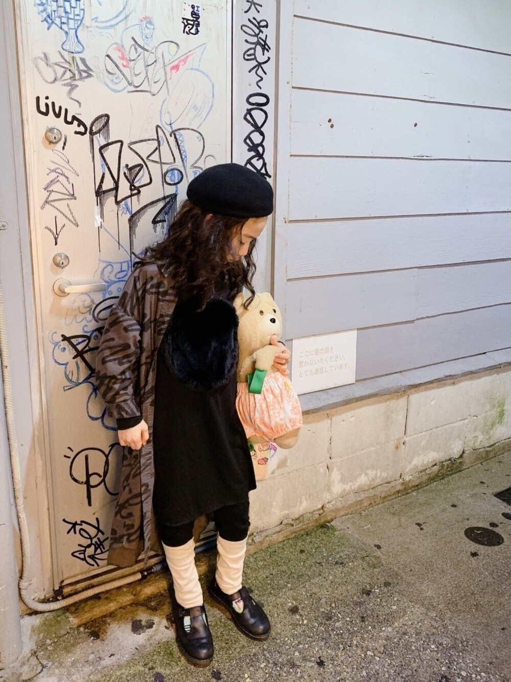 「レギンス、ロングTシャツ、ロングTシャツをワンピースに。、ブラックコーデ、ベレー帽、男の子コーデ、相棒のテッド、Dr.Martens、CA4LA、wolf&rita」｜「frankygrowのアイテム（Tシャツ/カットソー、ブラック系）」を使った、sun913さん（キッズ・131cm）の冬コーディネートの1枚目の写真
