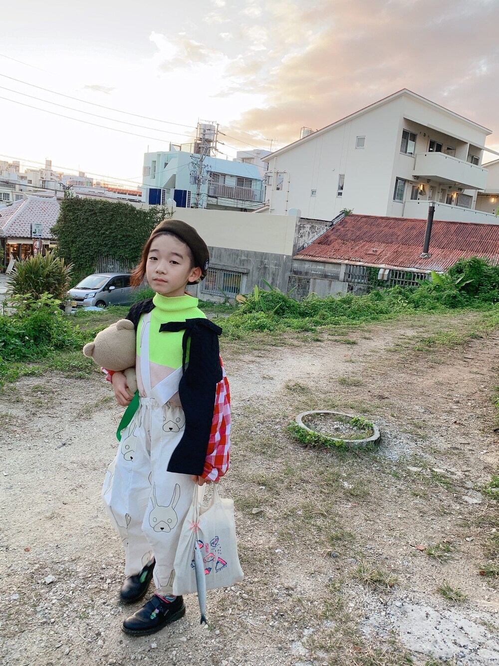 「ハイネック、蛍光カラー、ギンガムチェック、白パンツ、男の子、Dr.Martens、今日のコーデ、kidsfashion、frankygrow、ベレー帽」｜「frankygrowのアイテム（シャツ/ブラウス、レッド系）」を使った、sun913さん（キッズ・131cm）の冬コーディネートの1枚目の写真