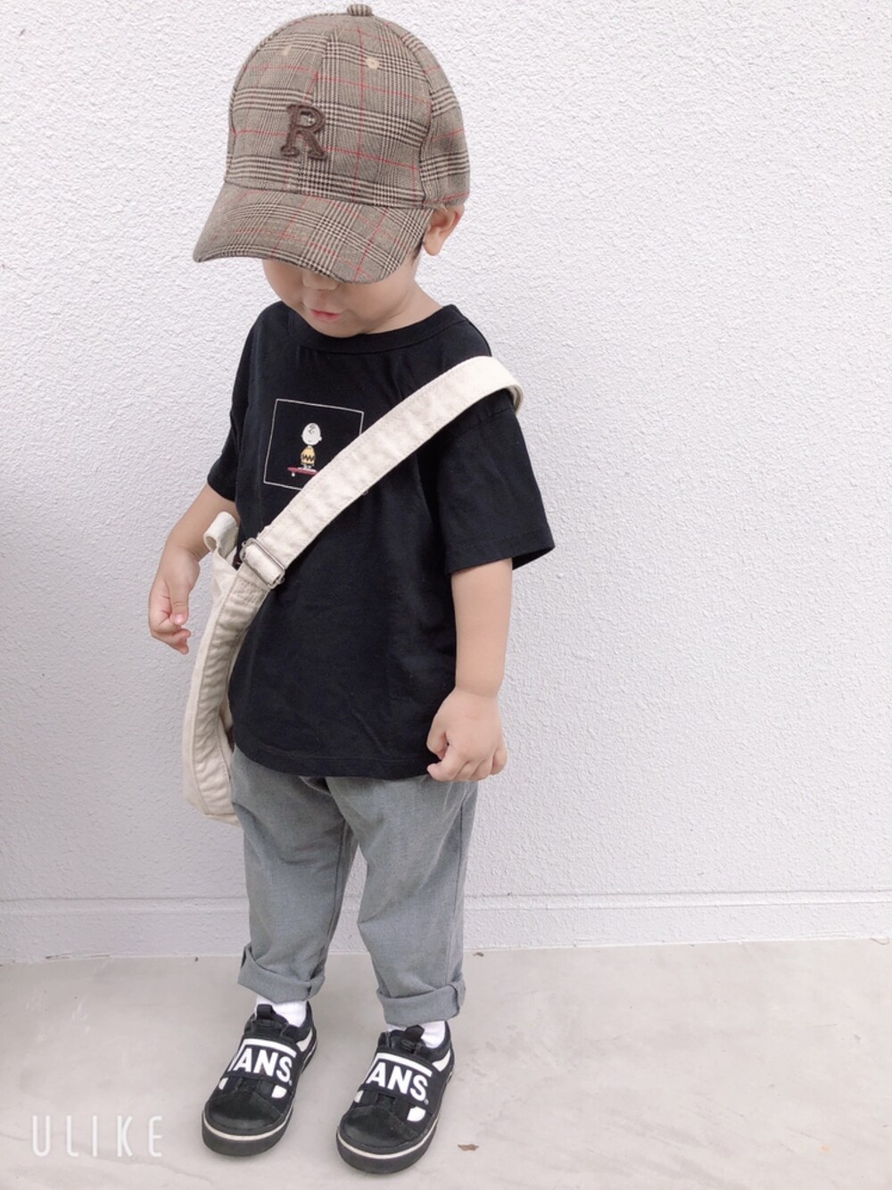 「プチプラ、ユニクロ、スラックス、テーパードパンツ、VANS、トートバック、男の子、3歳、むすこーで」｜「UNIQLOのアイテム（Tシャツ/カットソー、ブラック系）」を使った、RAIさん（キッズ・100cm）の春コーディネートの1枚目の写真