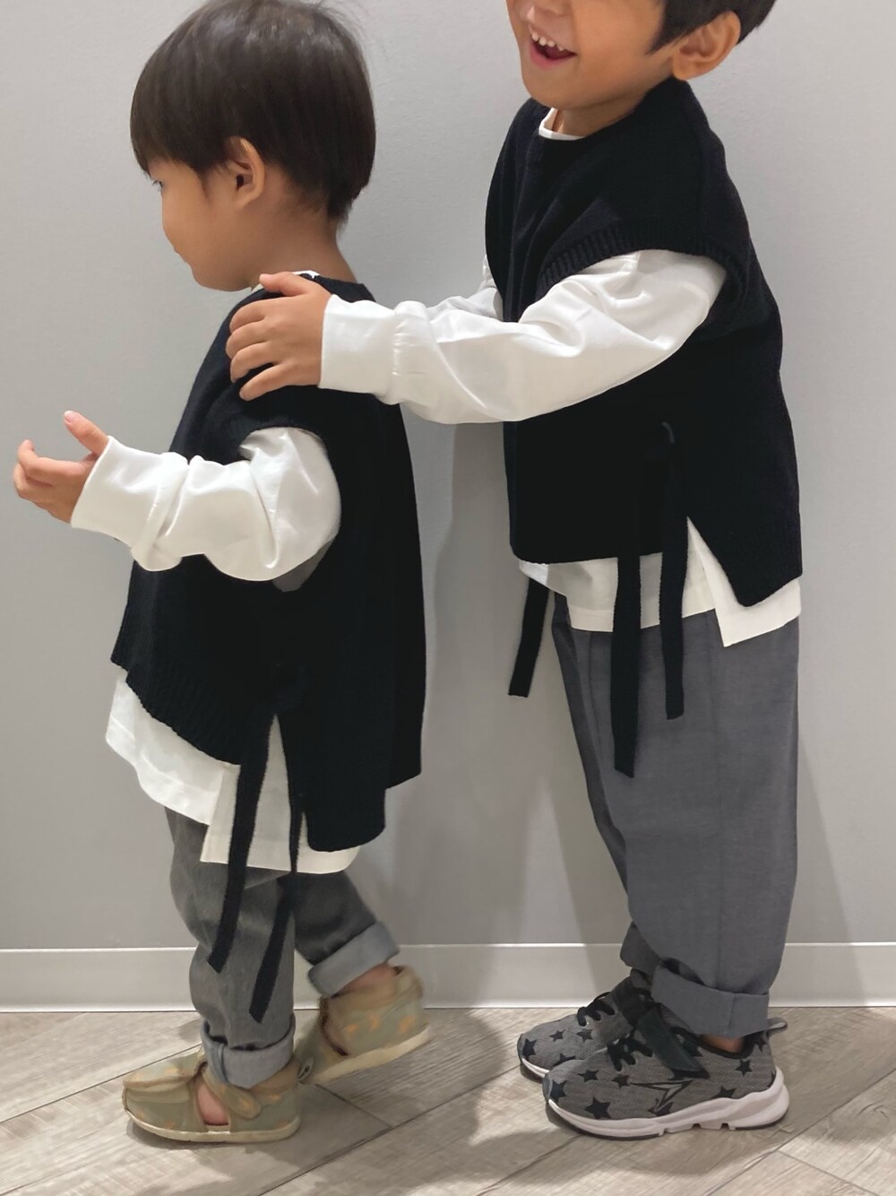 「キッズコーデ、むすこーで、シミラールック、リンクコーデ、男の子コーデ、兄弟コーディネート、ニットベスト、おそろいコーデ、2歳、4歳」｜「GLOBAL WORKの【キッズ】ベストSETチュニックプルオーバー/894489（その他トップス、ブラック系）」を使った、RAIさん（キッズ・100cm）の秋コーディネートの1枚目の写真