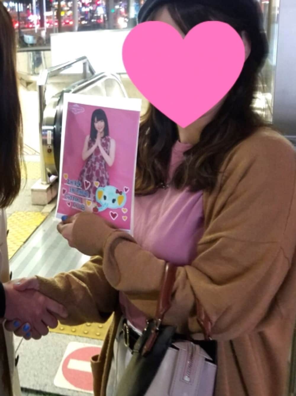 ピンク系のTシャツ/カットソー、ブラック系のハンドバッグ、ブラウン系のカーディガン/ボレロを着用したレディースの春コーディネートの1枚目の写真