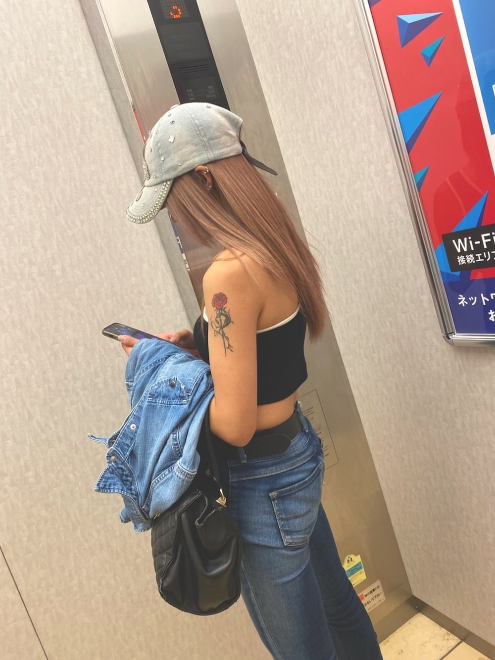「パンツスタイル、GYDA、FILA、ギャル、夏コーデ、ootd、おしゃれさんと繋がりたい」｜「FILAのFILA one shoulder ビスチェ（キャミソール、ブラック系）」を使った、Lilyさん（レディース・153cm）の夏コーディネートの1枚目の写真