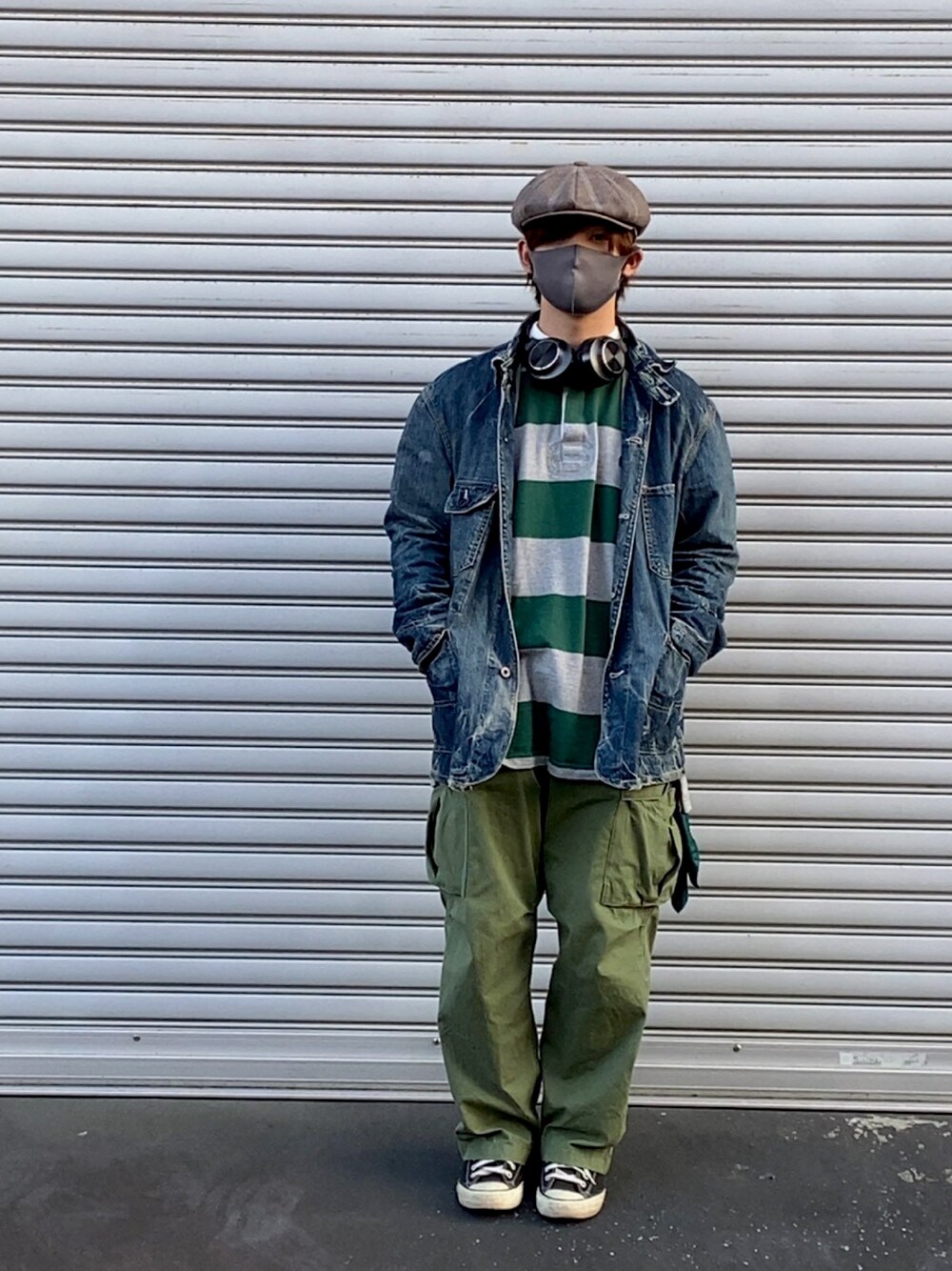 「おしゃれさんと繋がりたい、ワイドパンツ、カーゴパンツ、ヘッドホン、ハンチング、ラガーシャツ、春コーデ、オーバーサイズ、ビックシルエット、converse」｜「古着屋のアイテム（デニムジャケット、ブルー系）」を使った、かえで(相互)　　　さん（メンズ・166cm）の春コーディネートの1枚目の写真