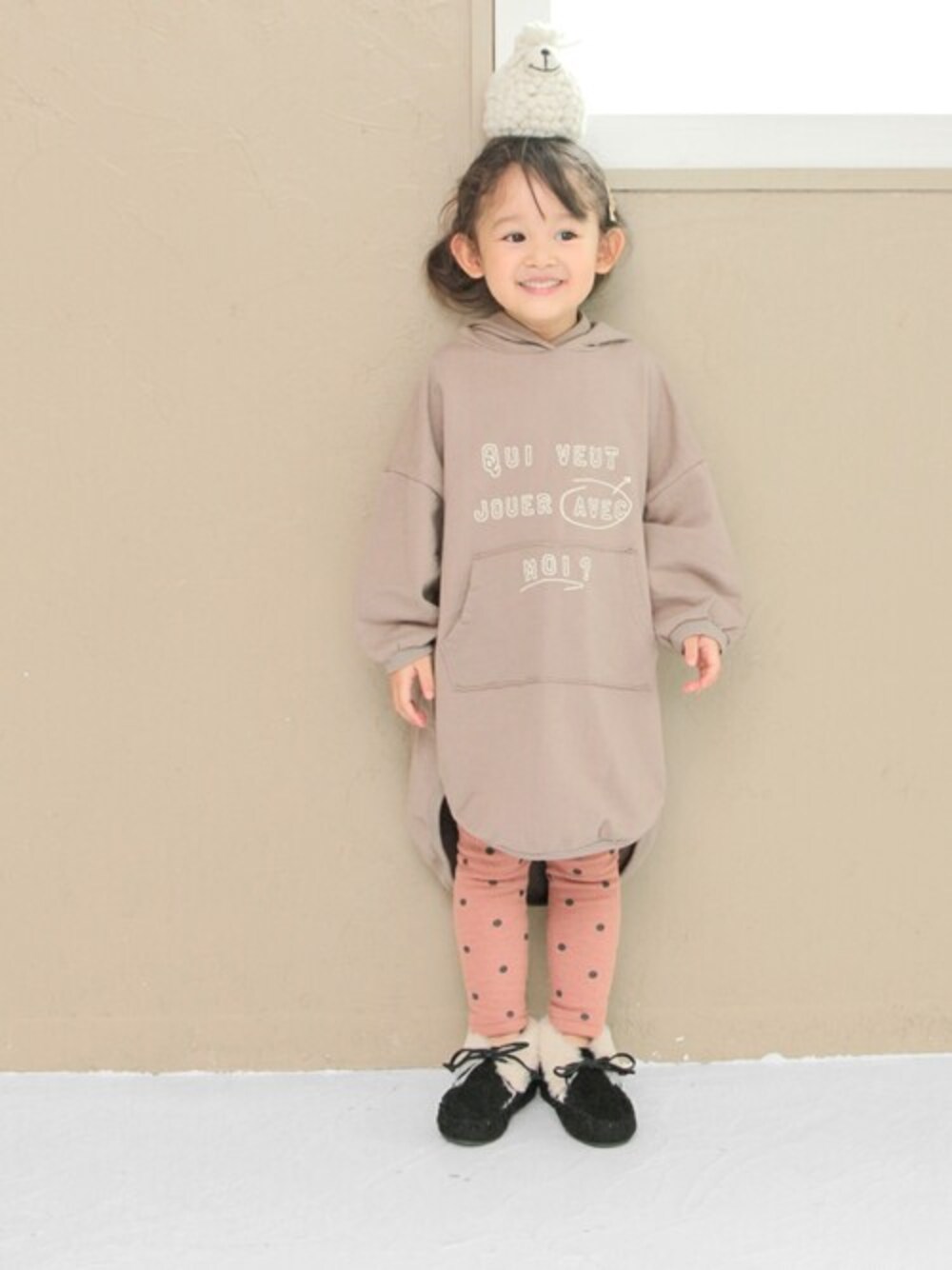 ブラック系のモカシン/デッキシューズを着用したキッズの秋コーディネートの1枚目の写真