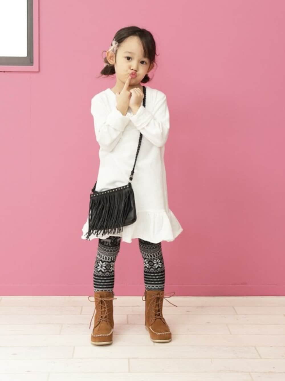 イエロー系のブーツを着用したキッズの秋コーディネートの1枚目の写真