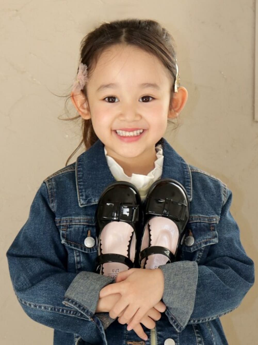 ブラック系のドレスシューズを着用したキッズの冬コーディネートの1枚目の写真