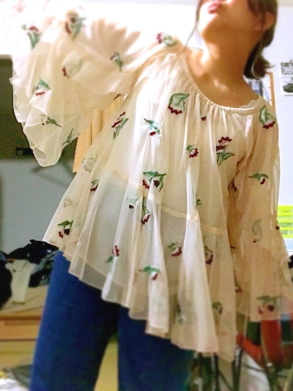 「大人カジュアル、チュール、刺繍ブラウス、花柄、デニム、レースインナー、地味スゴ、休日コーデ」｜「SNIDELのエンブロイダリーチュールチュニック（シャツ/ブラウス、ピンク系）」を使った、うっちきちーちゃんさん（レディース・164cm）の夏コーディネートの1枚目の写真