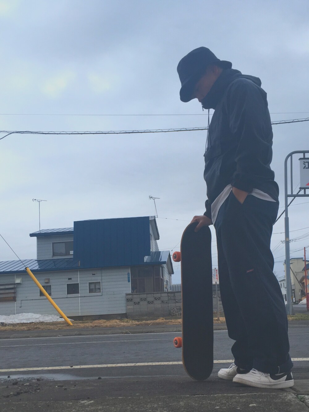 「休日スタイル、カジュアル、ブラック、streetstyle、ビッグシルエット、ディッキーズ(Dickies)、はるコーデ」｜「Championの［Champion/チャンピオン］ツイルバケットハット ミニロゴ（ハット、ブラック系）」を使った、fujitakuyaさん（メンズ・165cm）の春コーディネートの1枚目の写真