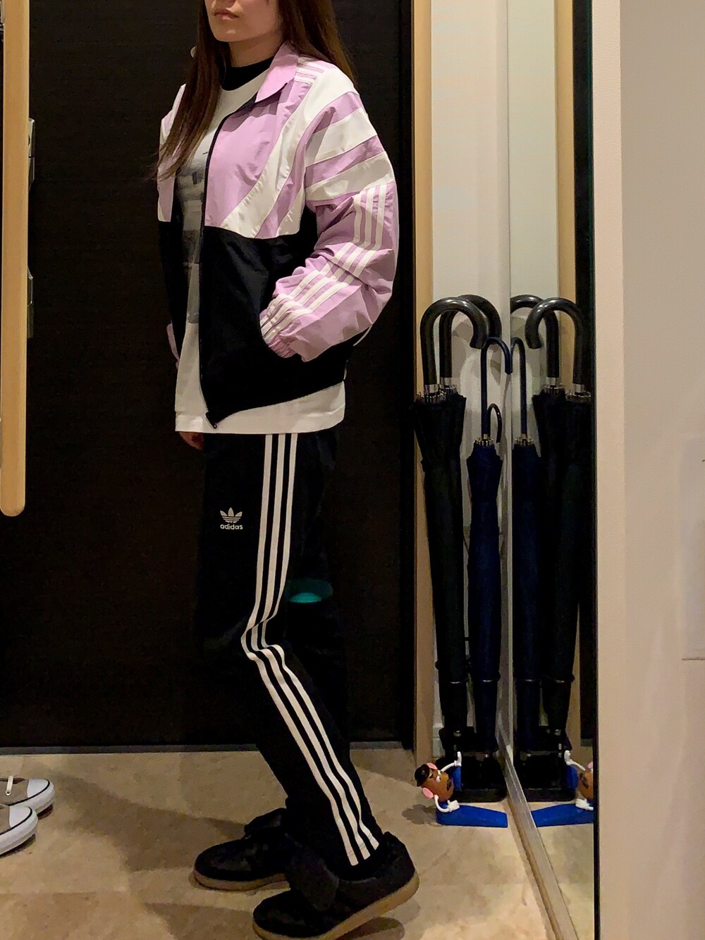 「adidas originals、スポーツミックス、ジャージ、3本ライン、メンズアイテム」｜「adidas Originalsのアイテム（ジャケット/アウター、パープル系）」を使った、m.c.eさん（レディース・155cm）の春コーディネートの1枚目の写真