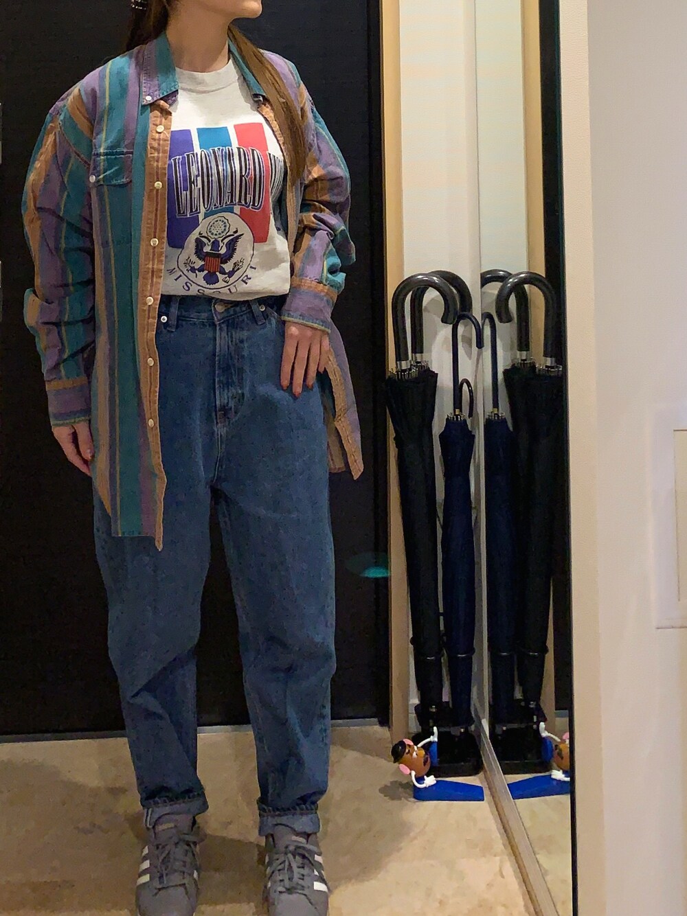 「古着、FREAK’Ｓ STORE、デニム、カジュアル、アディダス、スニーカー、メンズライク、メンズシャツ」｜「古着のアイテム（Tシャツ/カットソー、グレー系）」を使った、m.c.eさん（レディース・155cm）の春コーディネートの1枚目の写真