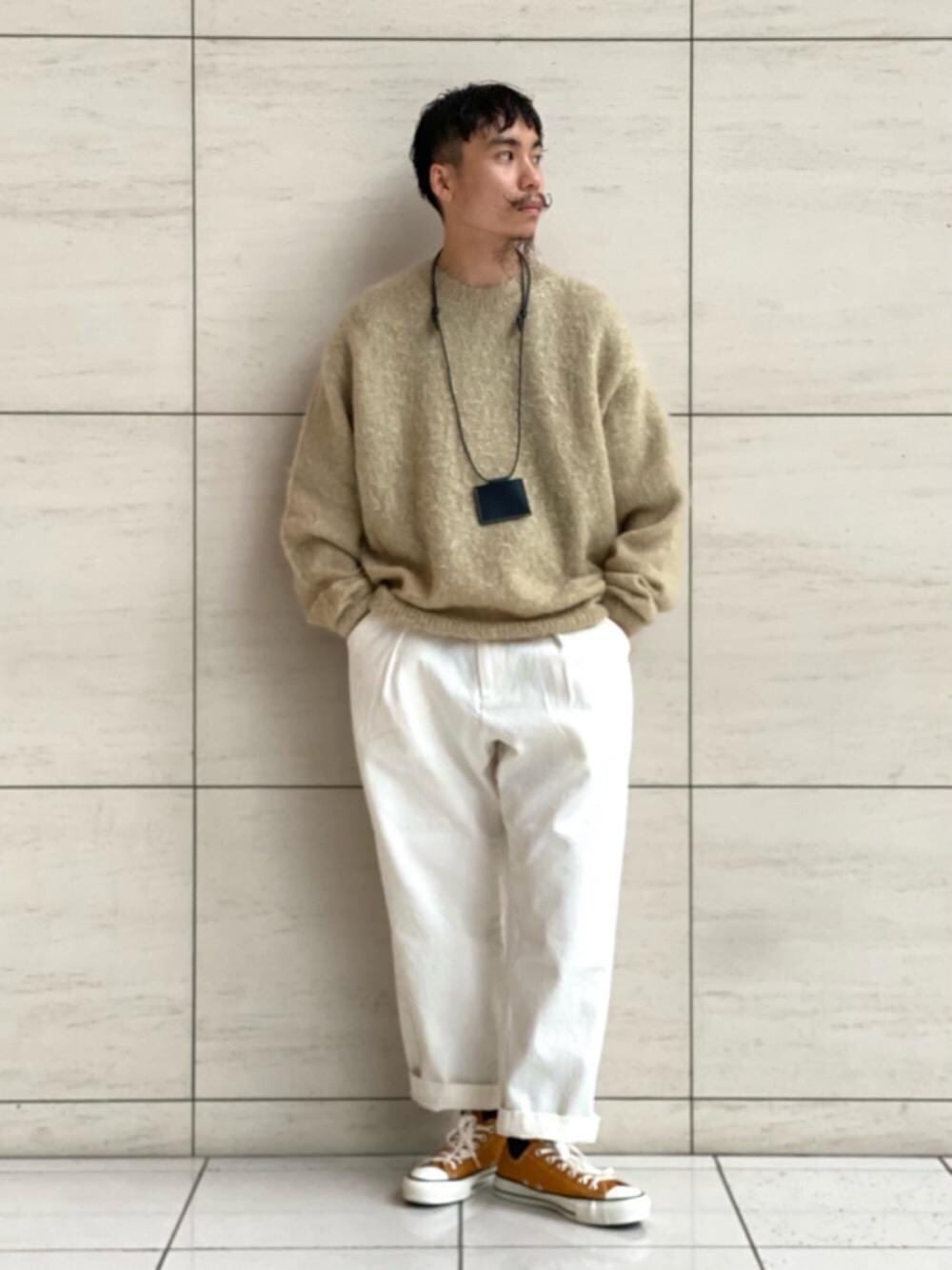 「ニット、トレンド、リラックス、RECOMMEND  ITEM STYLING、EXCLUTIVE ITEM STYLE、CONVERSE、auralee、ベーシック/トラッド、ITTI」｜「ITTIの＜itti（イッチ）＞ LEATHER PODS NECKLACE/ケース（スマホグッズ、ブルー系）」を使った、Wada Yukiさん（メンズ・170cm）の秋コーディネートの1枚目の写真