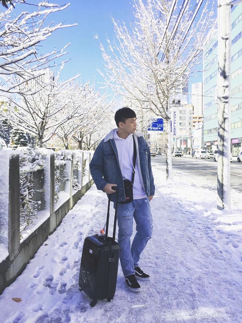 「hokkaido、snow、blueseries」｜「United Athleのアイテム（スウェット、ホワイト系）」を使った、Eddieismeさん（メンズ・185cm）の春コーディネートの1枚目の写真