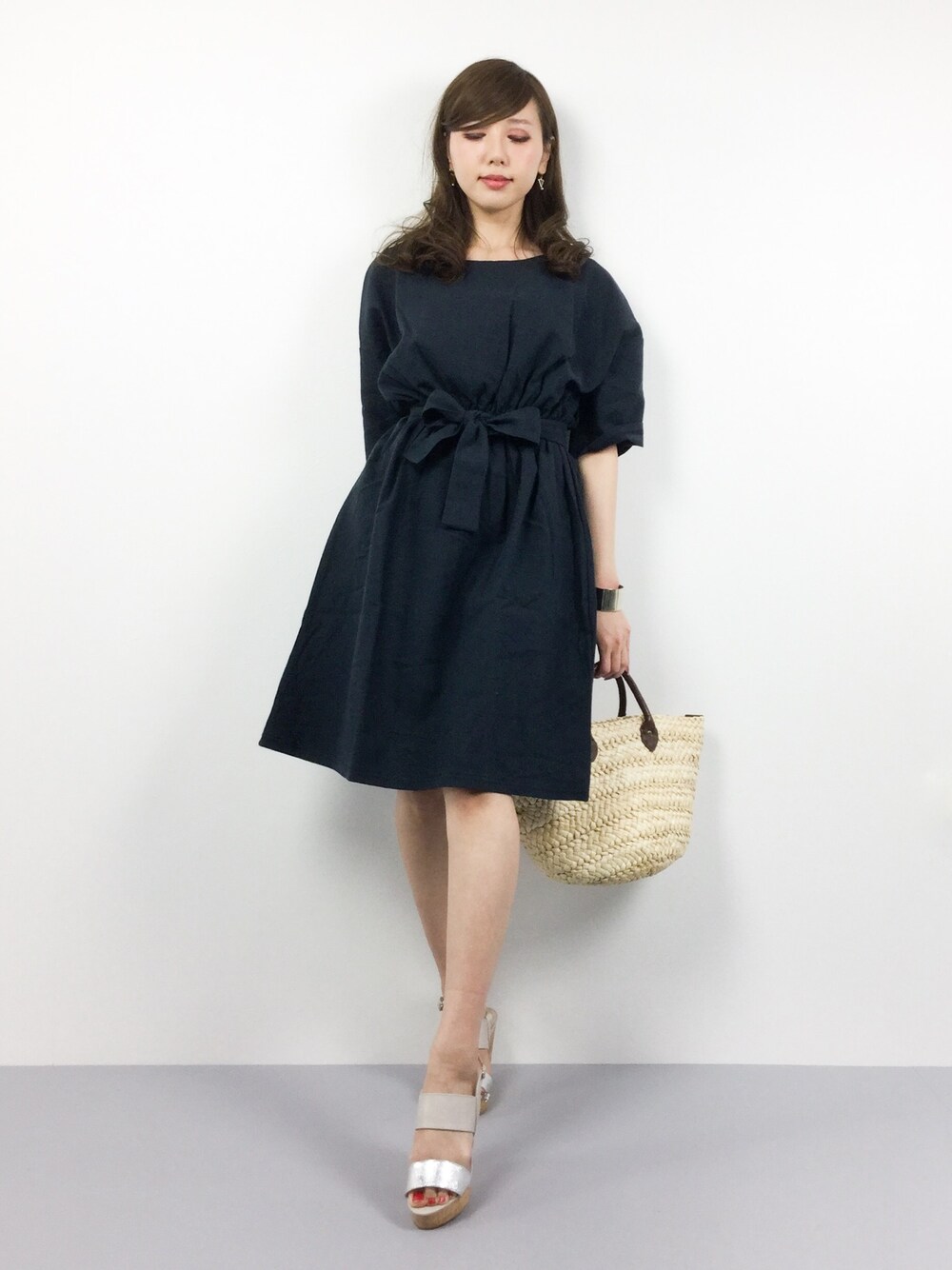 「デート、オトナカジュアル、オトナガーリー、リボンベルト、ネイビーワンピース、オトナカワイイ、オトナ女子」｜「PLAIN CLOTHINGのウェストリボンワンピース【PLAIN CLOTHING】（ワンピース、ブルー系）」を使った、JULIAさん（レディース・160cm）の春コーディネートの1枚目の写真