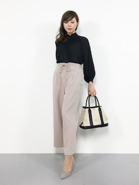 「黒シャツ」｜「アイテム（ピンク系）」を使った、JULIAさん（レディース・160cm）の秋コーディネート
