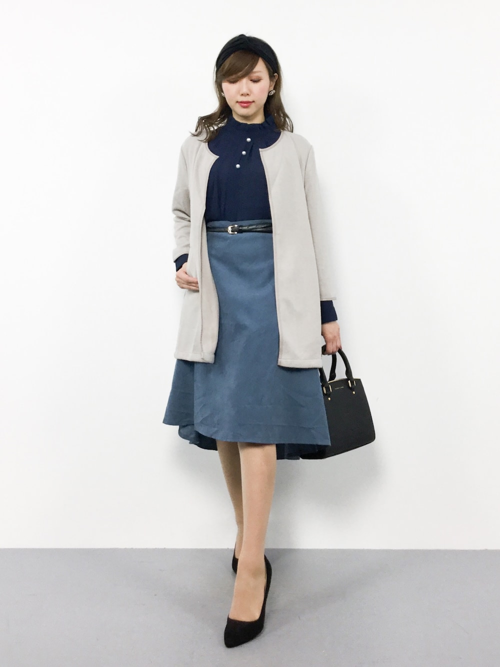 「クラシカル、ブルー、冬コーデ、デート、タックスカート、ブルースカート、オトナガーリー、オトナカワイイ、オトナ女子」｜「ROPE' PICNICのパイピングガウンジャケット（ノーカラージャケット、グレー系）」を使った、JULIAさん（レディース・160cm）の秋コーディネートの1枚目の写真