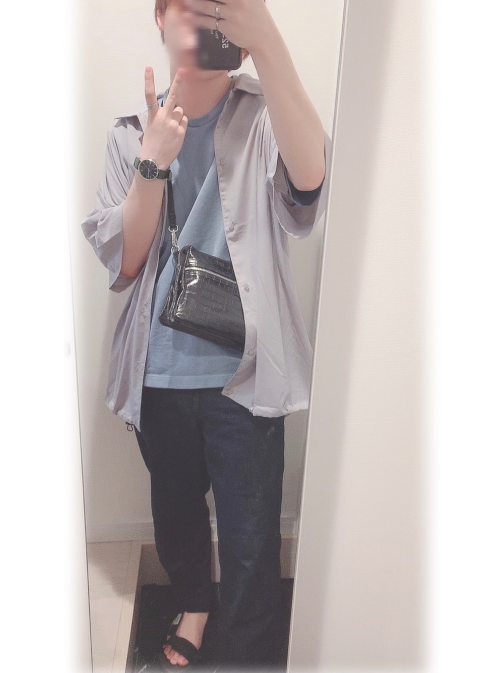 パープル系のシャツ/ブラウス、ブルー系のTシャツ/カットソー、ブルー系のパンツを着用したメンズの夏コーディネートの1枚目の写真