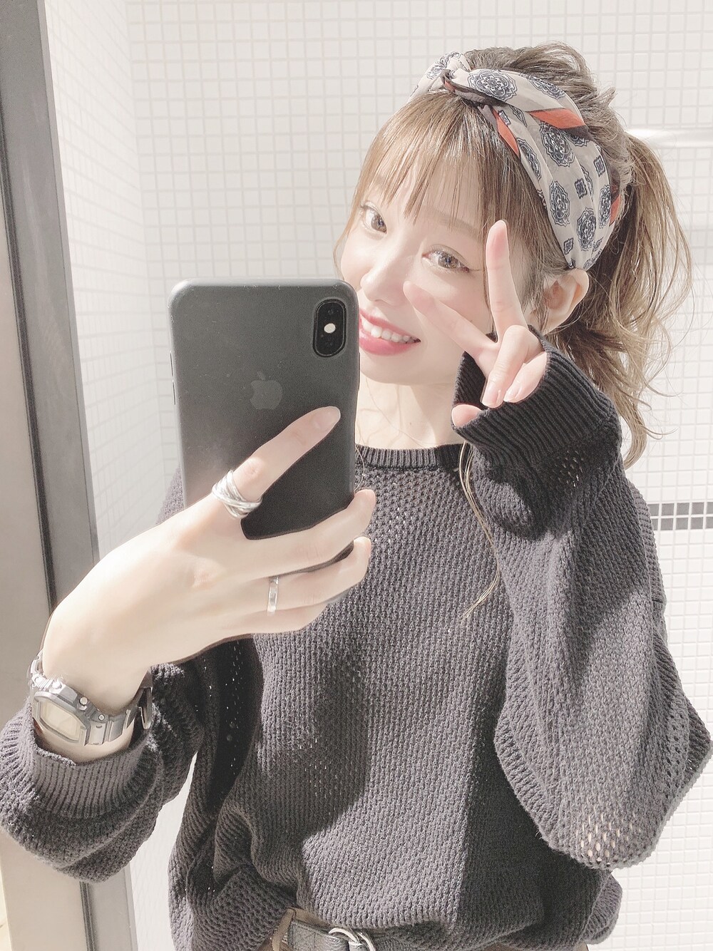 「ヘアアレンジ、JEANASiS、メッシュニット、ポニーテール」｜「JEANASISの【SILVER】ラインクロスリング/800733（リング、シルバー系）」を使った、KUROさん（レディース・166cm）の秋コーディネートの1枚目の写真