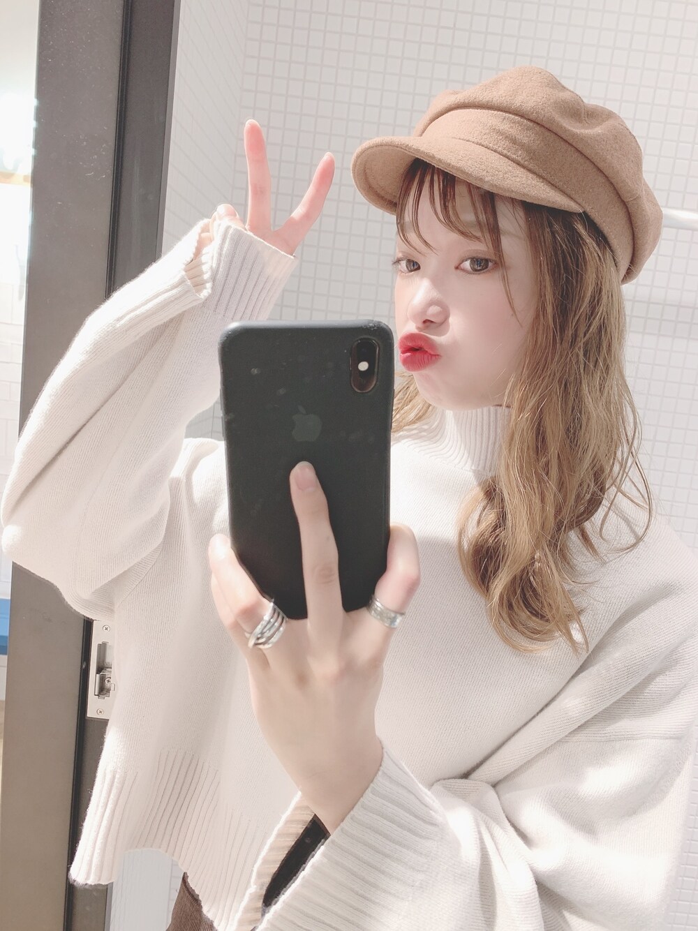 「高身長女子、キャスケット、ホワイトニット、ロングヘア、シルバーアクセサリー」｜「JEANASISの【SILVER】ラインクロスリング/800733（リング、シルバー系）」を使った、KUROさん（レディース・166cm）の春コーディネートの1枚目の写真