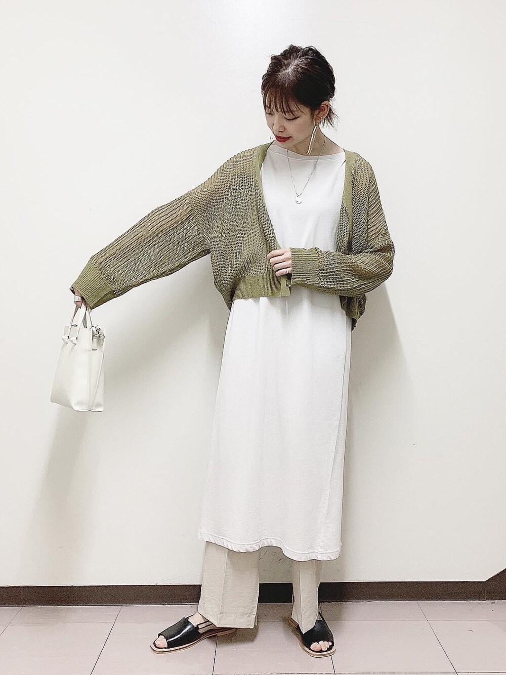 「カーディガン、カジュアルコーデ、フレアパンツ、スリットパンツ、JEANASiS、高身長女子、高身長コーデ、BabyG」｜「JEANASISのレイヤーライクロングノースリーブ/888235（Tシャツ/カットソー、グレー系）」を使った、KUROさん（レディース・166cm）の秋コーディネートの1枚目の写真