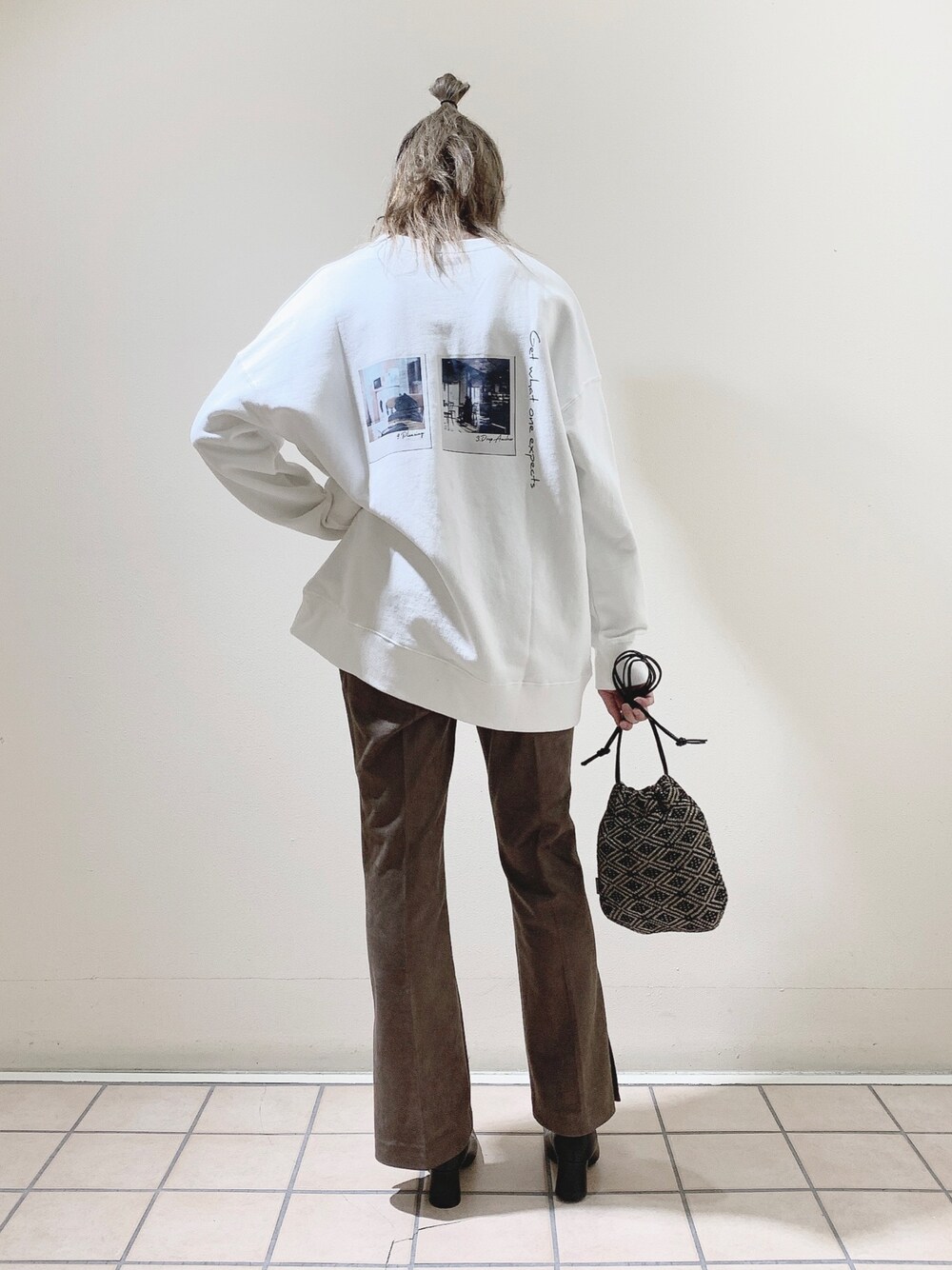 「カジュアル、スウェット、ゆるコーデ、ショートブーツ、ラクチンコーデ、着回しコーデ、JEANASiS」｜「JEANASISの【Charity Sweatshirts】 バックフォトプリントウラケプルオーバー/919268（スウェット、ホワイト系）」を使った、KUROさん（レディース・166cm）の冬コーディネートの1枚目の写真