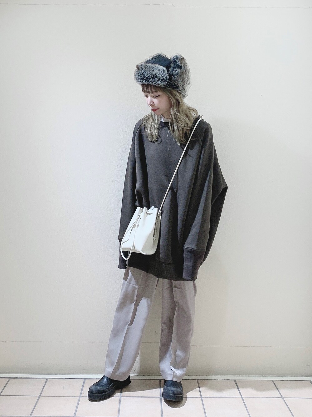 「フライトキャップ、パイロットキャップ、カジュアルコーデ、ラクチンコーデ、トレーナー、ゆるコーデ、高身長女子、JEANASiS、カオリノモリ、帽子好きな人と繋がりたい」｜「kaorinomoriのアイテム（帽子、グレー系）」を使った、KUROさん（レディース・166cm）の冬コーディネートの1枚目の写真