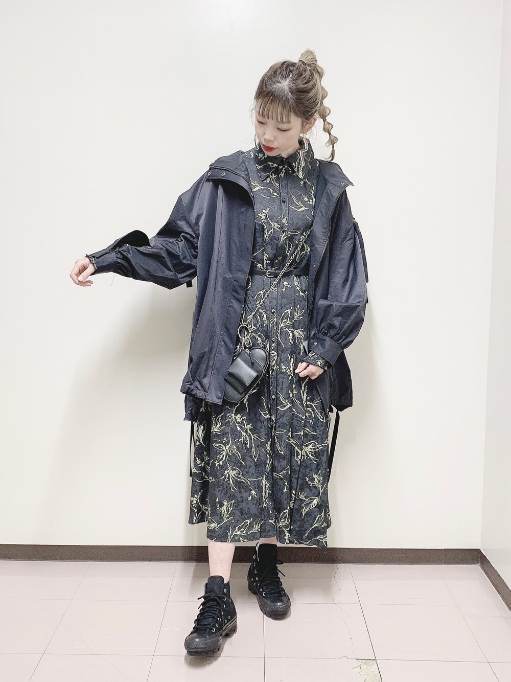 「カジュアルコーデ、ブラック、ブラックコーデ、ワンピース、ワントーンコーデ、ワンピース×スニーカー、高身長女子」｜「JEANASISのモンスターパーカー/935446（ミリタリージャケット、ブラック系）」を使った、KUROさん（レディース・167cm）の春コーディネートの1枚目の写真