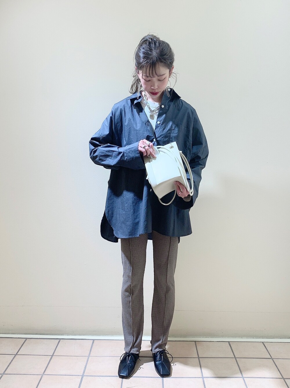 「シャツスタイル、オトナカジュアル、着回しコーデ、パンツスタイル、JEANASiS」｜「JEANASISの2WAYスリーブBIGシャツ/943266（シャツ/ブラウス、グレー系）」を使った、KUROさん（レディース・167cm）の春コーディネートの1枚目の写真