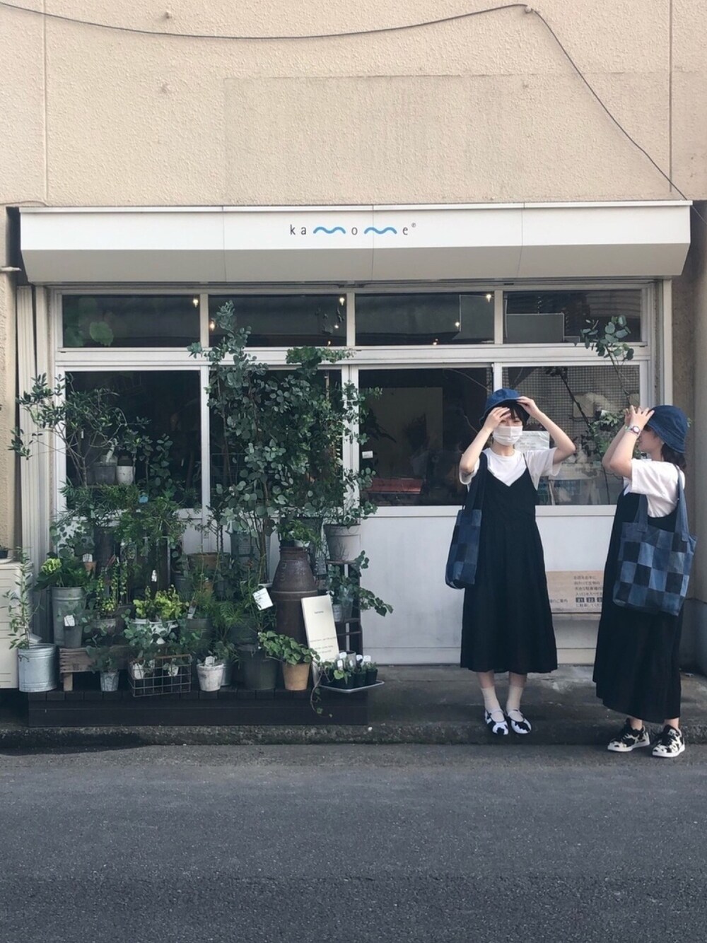 ホワイト系のTシャツ/カットソー、ブラック系のワンピース、その他のバレエシューズを着用したレディースの夏コーディネートの1枚目の写真