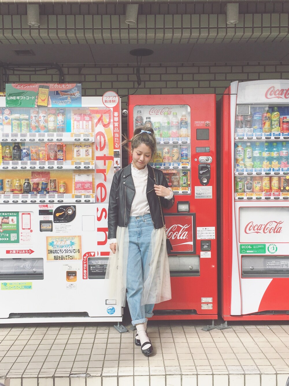 「黒、旅行、Janpan、travel、traveler、chanel」｜「peu presの＊100/2ﾌﾞﾛｰﾄﾞ       ﾎﾞｯｸｽﾌﾘﾙｼｬﾂ（Tシャツ/カットソー、ホワイト系）」を使った、vickiさん（レディース・160cm）の冬コーディネートの1枚目の写真