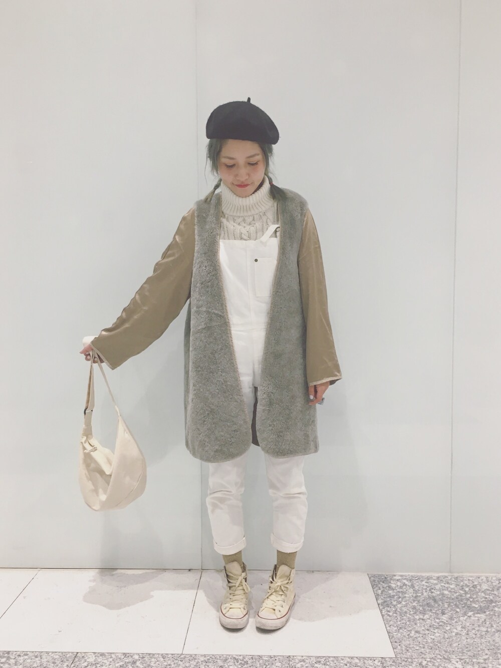 「黒、休日スタイル、靴下屋、converse、MUJI、無印良品、古着、LOWRYS FARM、STYLE」｜「LOWRYS FARMの3ゲージアランタートルプルオーバーロングスリーブ　708531（ニット/セーター、ホワイト系）」を使った、vickiさん（レディース・160cm）の春コーディネートの1枚目の写真